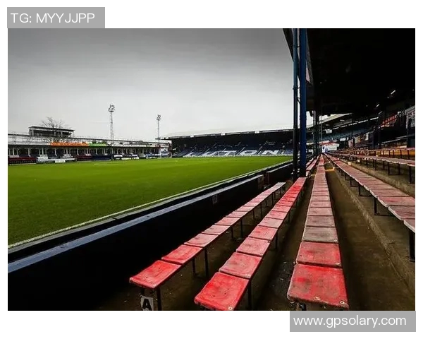 卢顿主场悬挂新帅威尔希尔老球衣彰显青训情怀