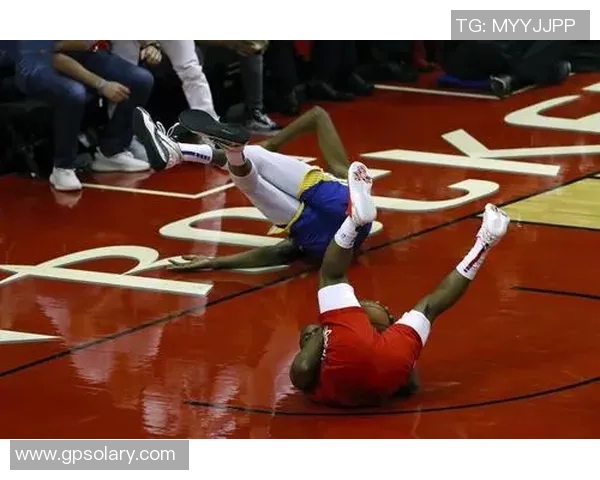 特纳三分球表现惊艳队友鼓励他勇敢投篮展现新风采